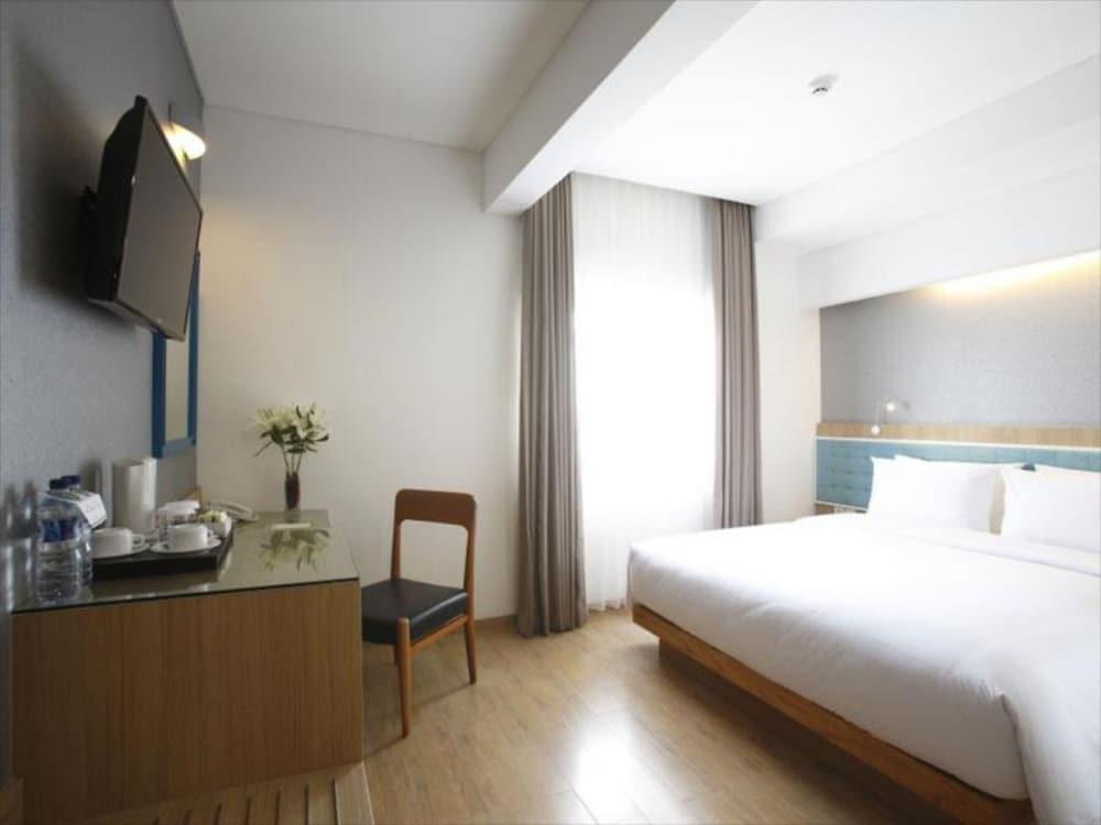 Hotel Santika Kelapa Gading Jakarta Exterior photo